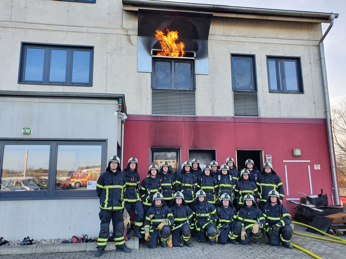 FW-MK: Lehrgangsabschluss im Brandhaus Dortmund
