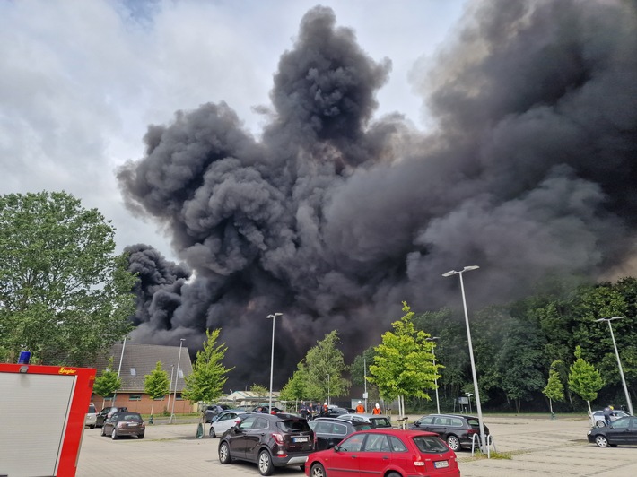 FW-RD: Großfeuer auf der Werft in Schacht-Audorf - 420 Einsatzkräfte im Einsatz
