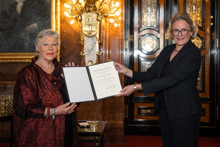 Staatsrätin Frau Almut Möller überreicht das Bundesverdienstkreuz 1. Klasse an Katrin Rohde im Kaisersaal des Hamburger Rathauses. Weiterer Text über ots und www.presseportal.de/nr/147561 / Die Verwendung dieses Bildes ist für redaktionelle Zwecke honorarfrei. Veröffentlichung bitte unter Quellenangabe: "obs/AMPO International e.V./Tom Novak, kontakt@tomnovak.de"