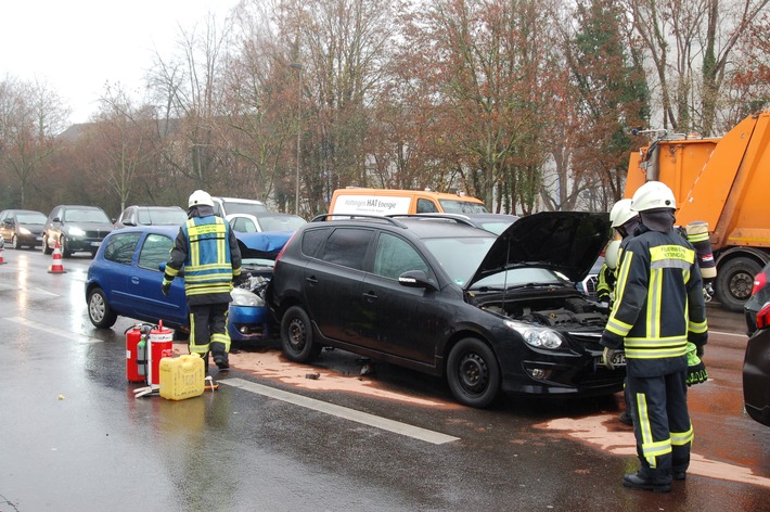 FW-EN: Verkehrsunfall mit drei beteiligten PKW