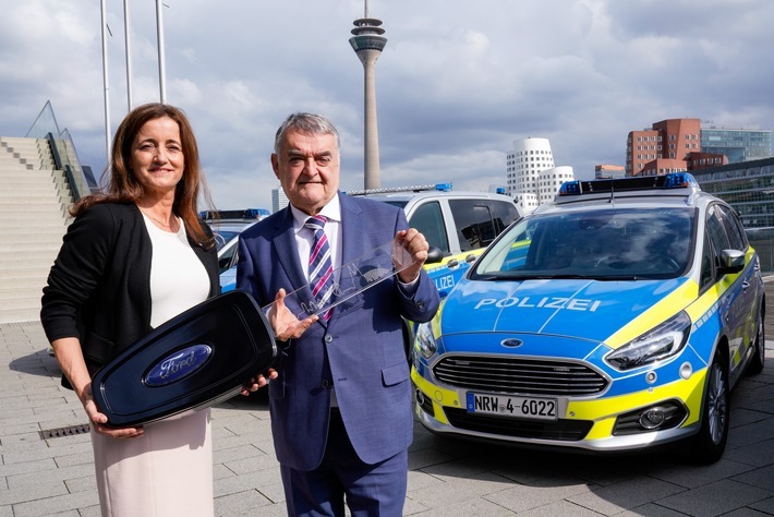 Claudia Vogt, Direktorin Gewerbe- und Großkundengeschäft der Ford-Werke, übergibt Nordrhein-Westfalens Innenminister Herbert Reul symbolisch den Schlüssel für einen Ford S-MAX als neuen Streifenwagen der Polizei. Weiterer Text über ots und www.presseportal.de/nr/6955 / Die Verwendung dieses Bildes ist für redaktionelle Zwecke honorarfrei. Veröffentlichung bitte unter Quellenangabe: "obs/Ford-Werke GmbH/Friedrich Stark"