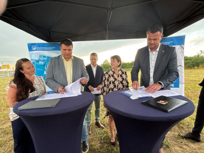 Unterzeichnen eine Sondervereinbarung zur Vermarktung des Großgewerbestandortes Hornstorf-Kritzowburg bei Wismar (v.l.n.r):
zweite stellvertretende Bürgermeisterin Gemeinde Hornstorf Aileen Rieckhoff, Bürgermeister Gemeinde Hornstorf Andreas Treumann, Geschäftsführer WFG NWM mbH Martin Kopp, 2. Stellvertreterin des Bürgermeisters der Hansestadt Wismar und Bausenatorin Heike Bansemer, Landrat des Landkreises Nordwestmecklenburg Tino Schomann. / Weiterer Text über ots und www.presseportal.de/nr/175412 / Die Verwendung dieses Bildes für redaktionelle Zwecke ist unter Beachtung aller mitgeteilten Nutzungsbedingungen zulässig und dann auch honorarfrei. Veröffentlichung ausschließlich mit Bildrechte-Hinweis.