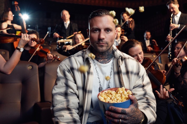 Musiker Kontra K gemeinsam mit dem Lufthansa Orchester im Kino Zoo Palast in Berlin. / Weiterer Text über ots und www.presseportal.de/nr/127363 / Die Verwendung dieses Bildes für redaktionelle Zwecke ist unter Beachtung aller mitgeteilten Nutzungsbedingungen zulässig und dann auch honorarfrei. Veröffentlichung ausschließlich mit Bildrechte-Hinweis.