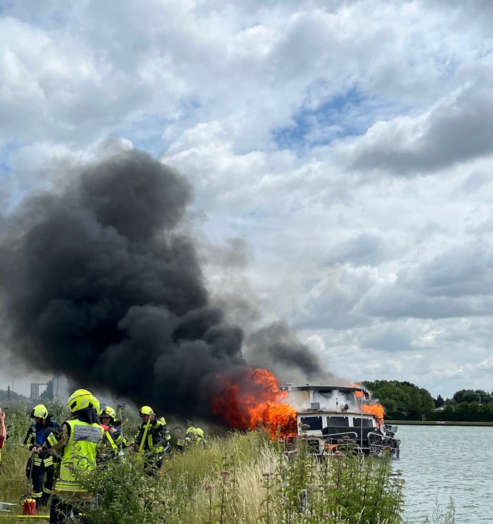 POL-DU: Münster/Duisburg: Sportboot explodiert - Wasserschutzpolizei ermittelt und sucht Zeugen