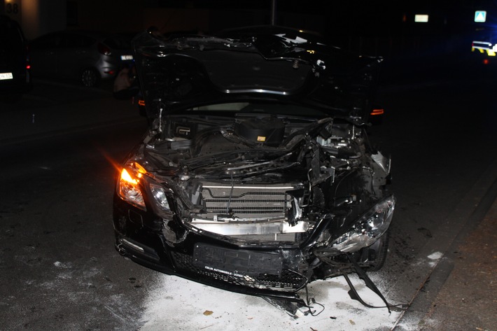 POL-DN: Sechs beschädigte Autos nach Abbiegeversuch
