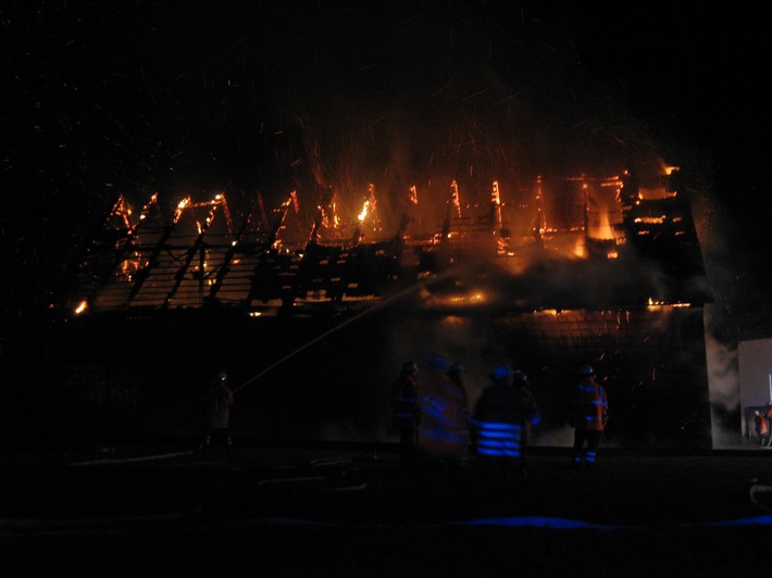 POL-HOL: Negenborn - LK Holzminden: Scheunenbrand verursacht mehrere Hunderttausend Euro Sachschaden  - Feuerwehr mit starken Kräften im Einsatz  / Pferd verendet -