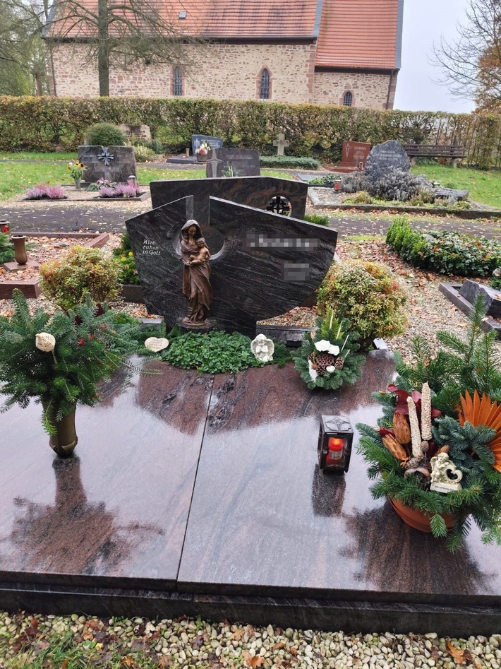 POL-HR: Folgemeldung: Einbruch in Friedhofskapelle und Beschädigung von Grabstätten - Bronzestatue entwendet