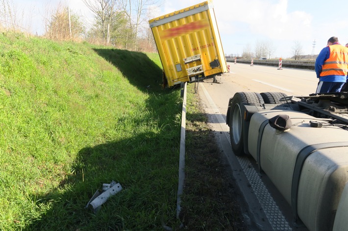 POL-DEL: Autobahnpolizei Ahlhorn: Bergungsarbeiten nach Verkehrsunfall auf der Autobahn 1 in Höhe der Anschlussstelle Cloppenburg +++ Sperrung des Hauptfahrstreifens