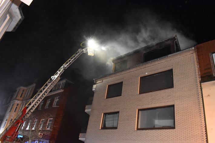 POL-CUX: Brand eines Mehrparteienhauses in Cuxhaven - eine verstorbene Person aufgefunden (Lichtbild in der Anlage)