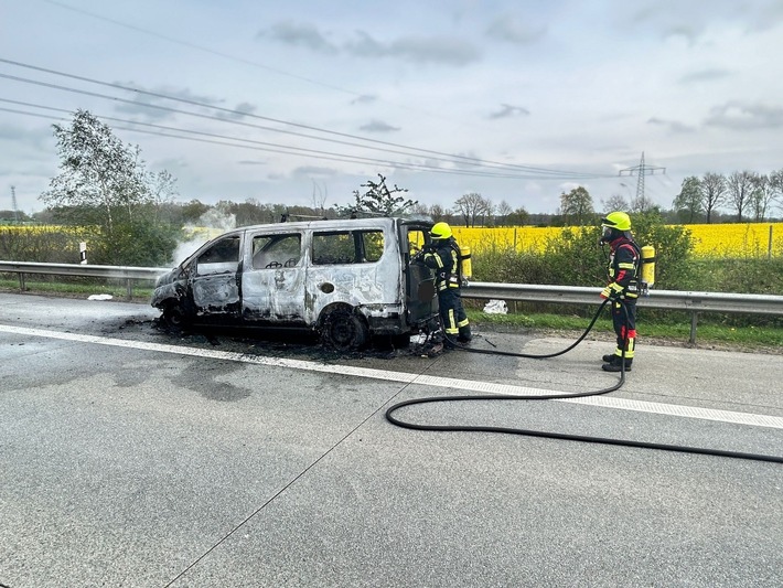 FW-ROW: Kleintransporter auf Autobahn in Vollbrand