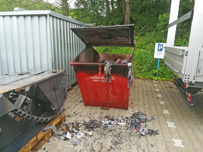 POL-ME: Containerbrand auf einem Firmengelände - Langenfeld - 1905188