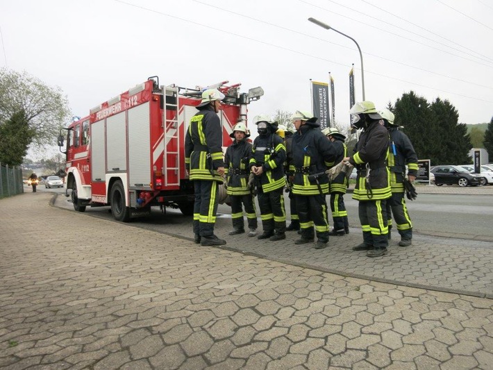 FW-AR: Basislöschzug 6 der Arnsberger Feuerwehr festigt Zusammenarbeit mit gemeinsamer Übung