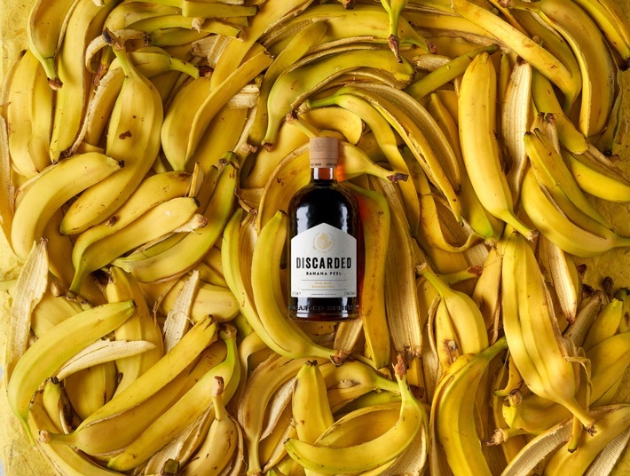 EINST VERSCHWENDET, NUN GESCHÄTZTRum wird in Fässern gelagert, um dem Holz Geschmack zu verleihen und um die letzten Phasen der Reifung von Malt Whisky vorzubereiten. Nach der ersten Verwendung wird diese Spirituose oft entsorgt. Ein unentdeckter Schatz, der nun als Basis den Discarded Banana Peel Rum wiederverwendet wird. Das zusätzliche Geschmacksprofil stammt aus einer unkonventionellen Quelle: Einer Infusion von Bananenschalen. / Weiterer Text über ots und www.presseportal.de/nr/171988 / Die Verwendung dieses Bildes für redaktionelle Zwecke ist unter Beachtung aller mitgeteilten Nutzungsbedingungen zulässig und dann auch honorarfrei. Veröffentlichung ausschließlich mit Bildrechte-Hinweis.