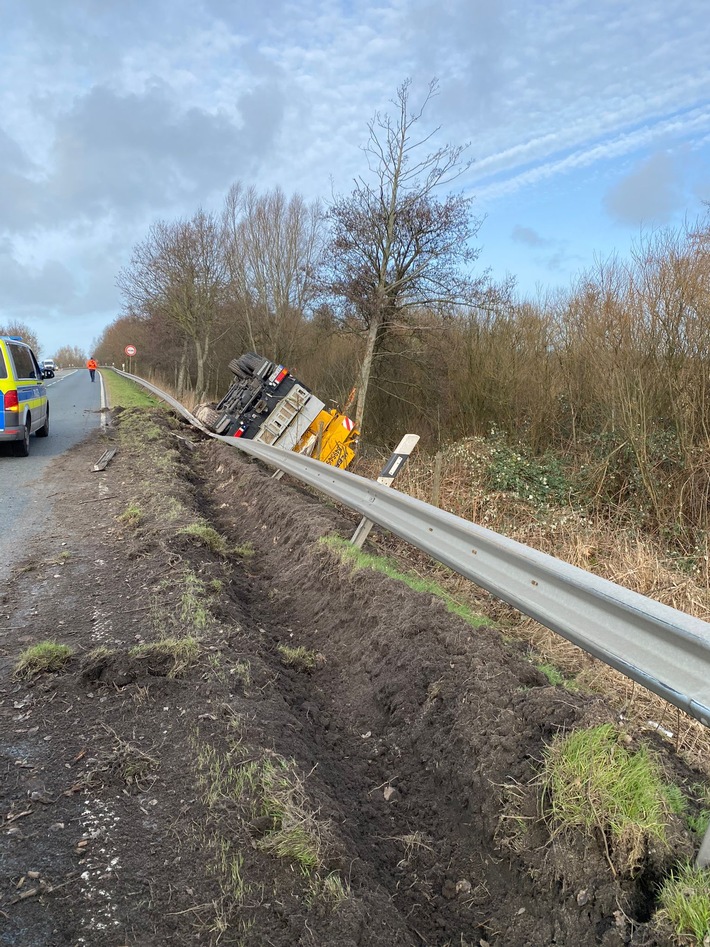 POL-WHV: Baustellenfahrzeug in der Berme auf der B 210 umgekippt