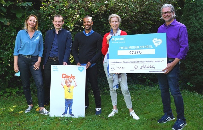 V.l.n.r.: Anja Schlarb - Projektleitung CSR von kinderherzen, Bryan Kolarczyk - Kommunikation, Presse & CSR von kinderherzen, Ingo Kreutz - Pixum Pressesprecher, Nina Janmaat - Pixum Kundin und Jörg Gattenlöhner - Geschäftsführer von kinderherzen. / Weiterer Text über ots und www.presseportal.de/nr/24663 / Online-Fotoservice auf Spenden-Tour durch Deutschland: Pixum vergibt im Namen seiner Kunden über 500.000 Euro an 41 wohltätige Organisationen / Die Verwendung dieses Bildes ist für redaktionelle Zwecke unter Beachtung ggf. genannter Nutzungsbedingungen honorarfrei. Veröffentlichung bitte mit Bildrechte-Hinweis.