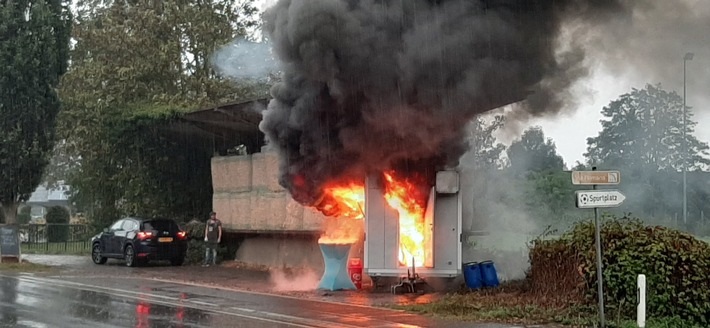 FW Kranenburg: Imbissbrand greift auf Strohlager über