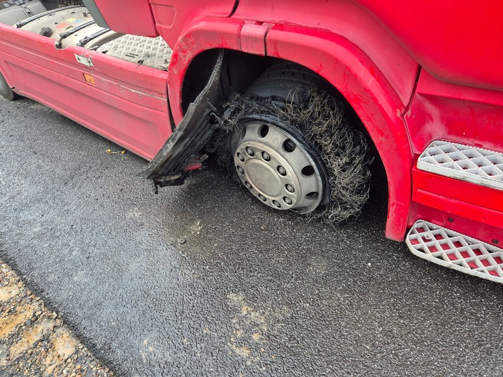 POL-SE: Pinneberg / A 23 - Fahrer eines Betonmischers verhinderte Lkw-Brand