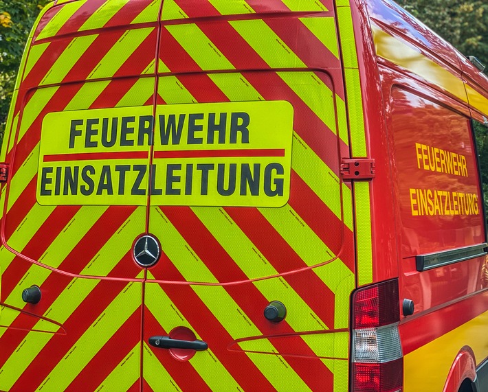 FW Dresden: Feuerwehr rettet Person nach schwerem Verkehrsunfall