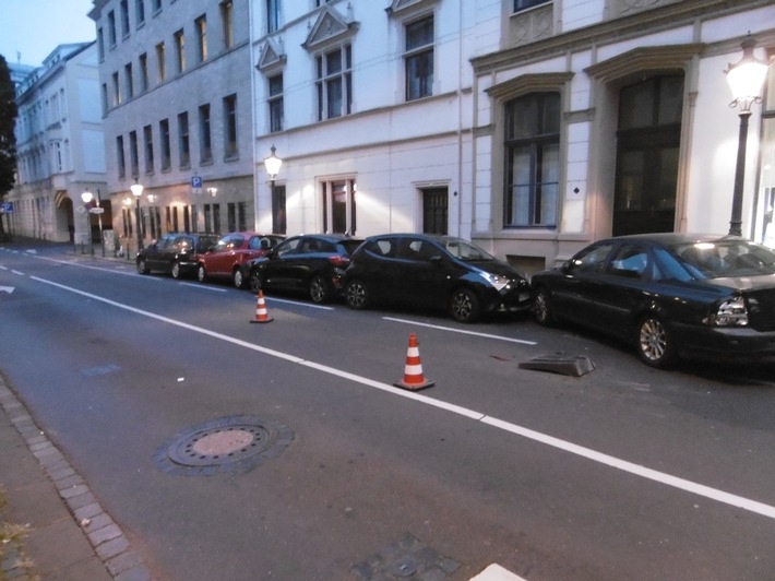 POL-BN: Bonn-Zentrum: Fünf Autos beschädigt - Polizei bittet um Hinweise nach Verkehrsunfallflucht