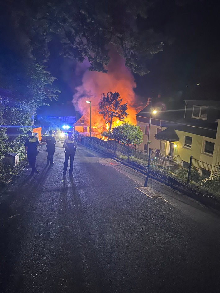 FW-EN: Zwei Pkw und Carport mit Gartenhütte durch Brand zerstört - Feuerwehr Wetter (Ruhr) verhindert Ausbreitung auf Wohngebäude