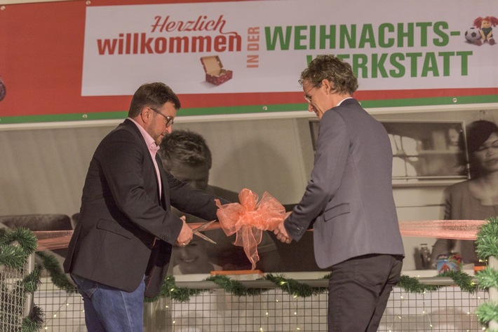 Politik und Kirche würdigen "Weihnachten im Schuhkarton®"/ Eröffnung: "Schaffe, schaffe, Päckle packe" in der Weihnachtswerkstatt (FOTO)