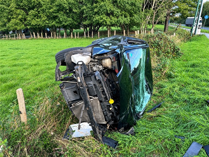 POL-ME: Frontaler Zusammenstoß: Auto überschlägt sich und landet an Zaun - 2609053