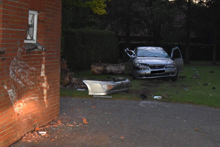 POL-OL: +++APEN/HENGSTFORDE: PKW kracht in Hauswand+++