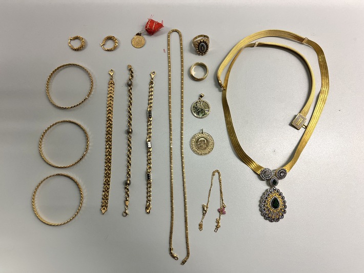 HZA-S: Goldschmuck im Wert von rund 18.000 Euro sichergestellt / Stuttgarter Zoll stoppt Schmugglerin aus der Türkei