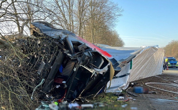 POL-BI: Sattelzug stoppt in Autobahn Böschung
