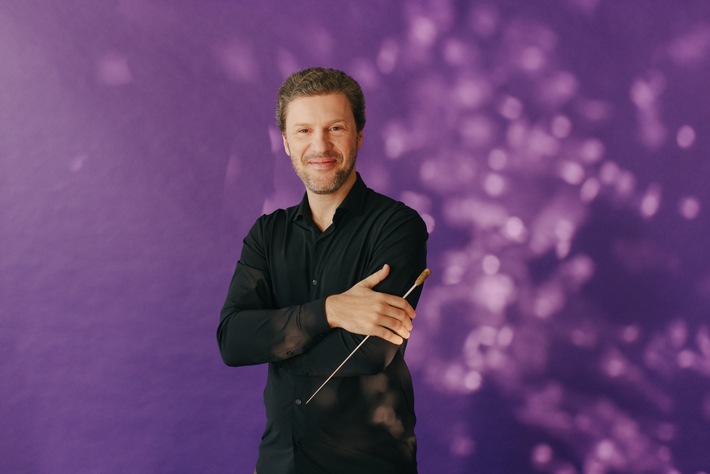 NDR Radiophilharmonie 26/27: „Our final season together“ - Chefdirigent Stanislav Kochanovsky verabschiedet sich mit einer Saison voller musikalischer Entdeckungen