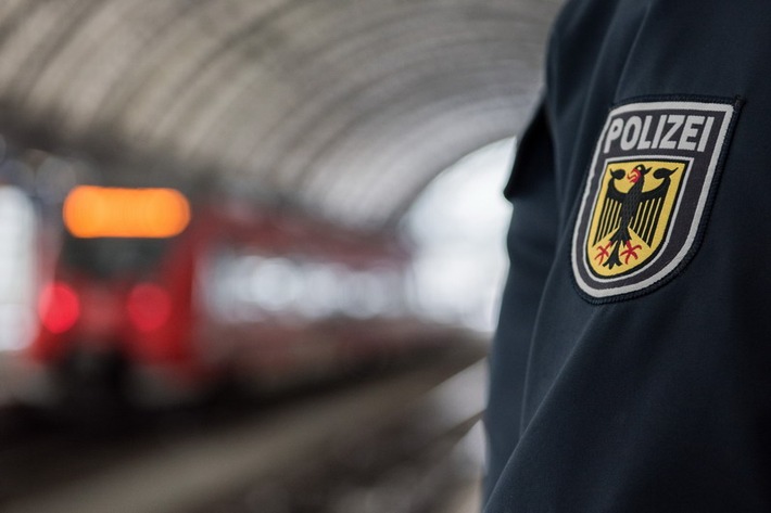 BPOL NRW: Rollstuhlfahrer greift Bundespolizisten an