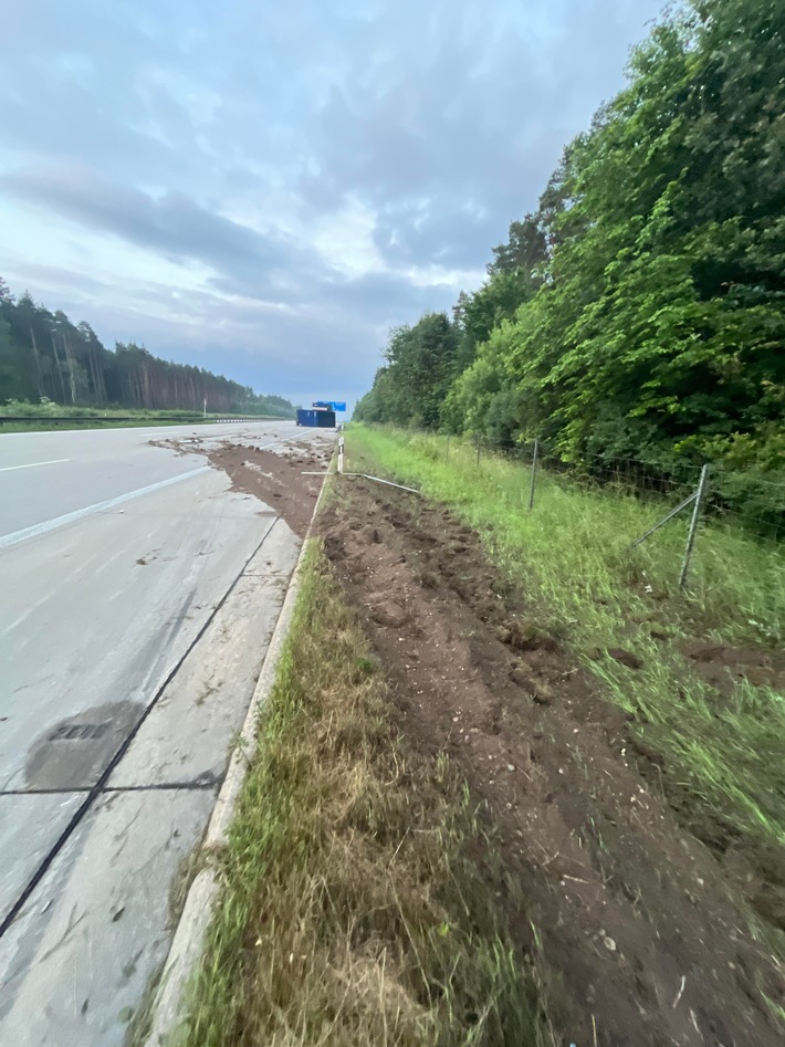 API-TH: LKW-Anhänger kippt auf der A9 bei Bad Klosterlausnitz auf die Fahrbahn