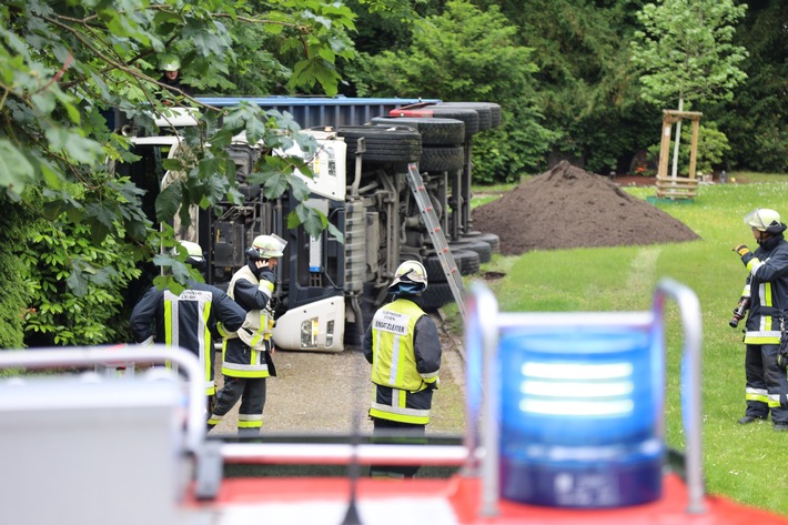 FW-E: Sattelkipper stürzt beim Entladen auf Friedhof um - Fahrer leicht verletzt