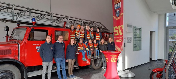 FW-OE: Kinderfeuerwehr Brachthausen besucht Feuer- und Rettungswache Siegen