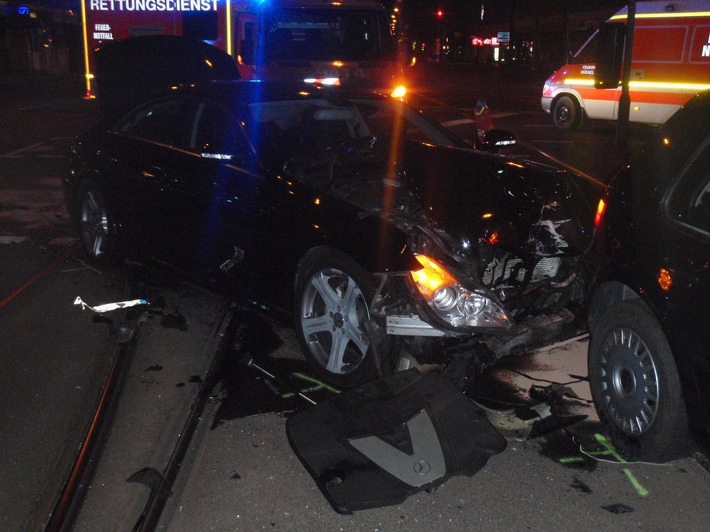 POL-D: Verkehrsunfallflucht in Stadtmitte - Fünf Verletzte