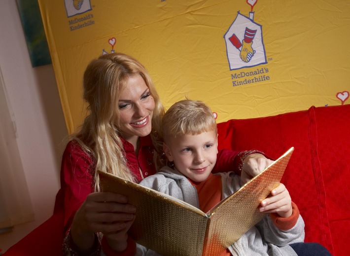 ProSieben-Moderatorin Sonya Kraus und die Boygroup US5 überraschen Familien mit schwer kranken Kindern - Weihnachtsfeier im Ronald McDonald Haus Hamburg