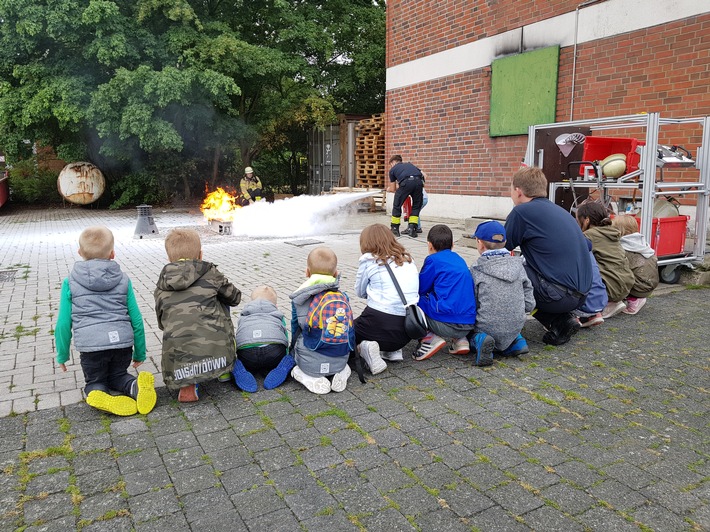 FW Bremerhaven: Sommerferienprogramm bei der Feuerwehr Bremerhaven