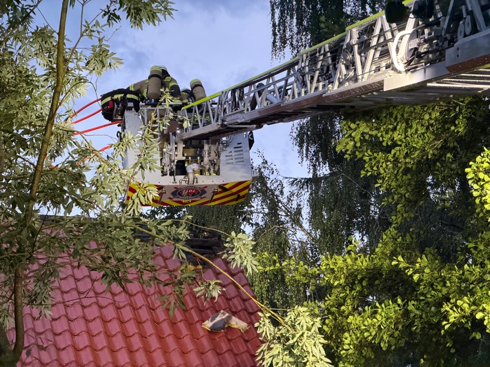 FW-SE: beginnender Dachstuhlbrand nach Blitzeinschlag
