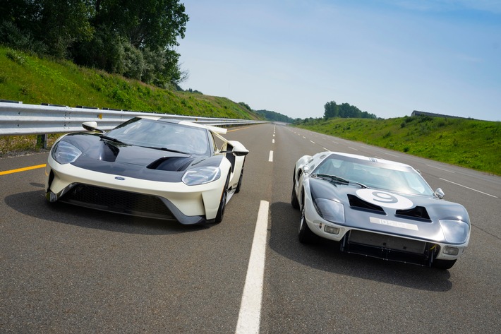 2022 Ford GT '64 Heritage Edition and 1964 Ford GT prototype_05.jpg