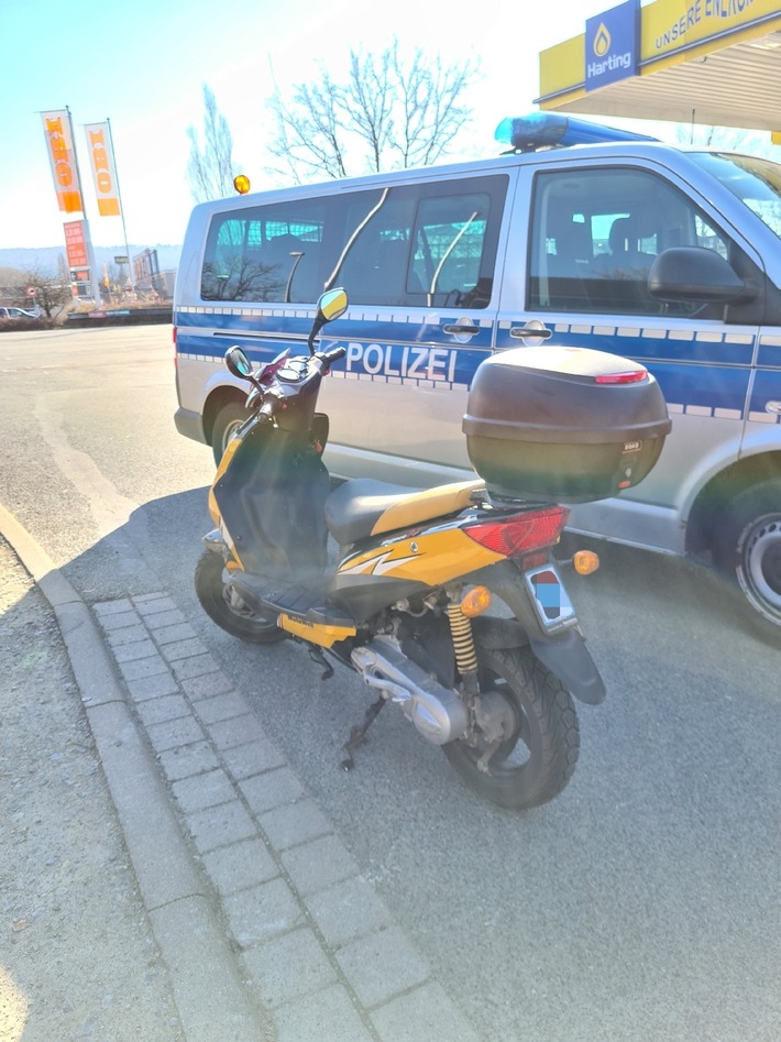 POL-NI: Landkreise Nienburg und Schaumburg: Noch blau oder bereits grün? Polizei kontrolliert Fahrzeuge mit falschen Versicherungskennzeichen