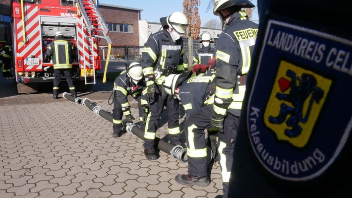 FW Celle: 10 neue Feuerwehrleute ausgebildet - Truppmannausbildung Teil 1 in Celle abgeschlossen