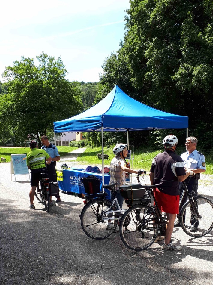 POL-RT: Seniorenaktionswoche des Polizeipräsidiums Reutlingen an den Radwegen im Neckartal und an der Großen Lauter:
"Helm tragen und Vorbild sein" - Sicher unterwegs mit dem Rad