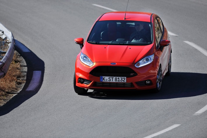 Aufgrund der Alltagstauglichkeit wachsendes Interesse von Frauen an sportlichen Ford-Kompaktfahrzeugen (FOTO)