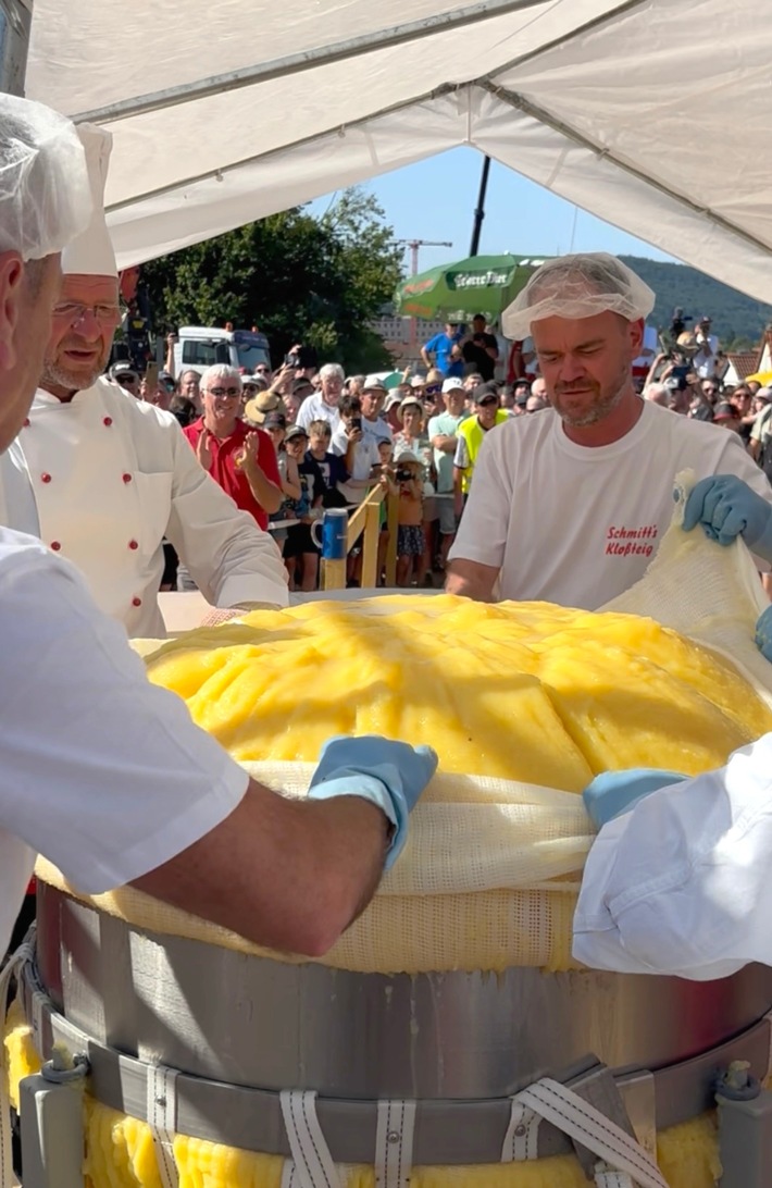 RID-Weltrekord in Franken erfolgreich – Wombach produziert weltweit »größten Kartoffelkloß« mit 464,8 kg Gewicht