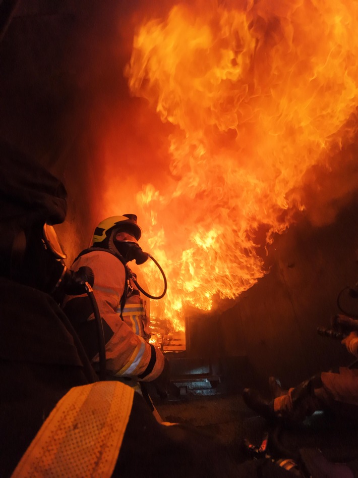 FW-EN: Feuerwehr Herdecke trainiert realistische Brandeinsätze in einem Übungscontainer - Hygienekonzept wird beübt