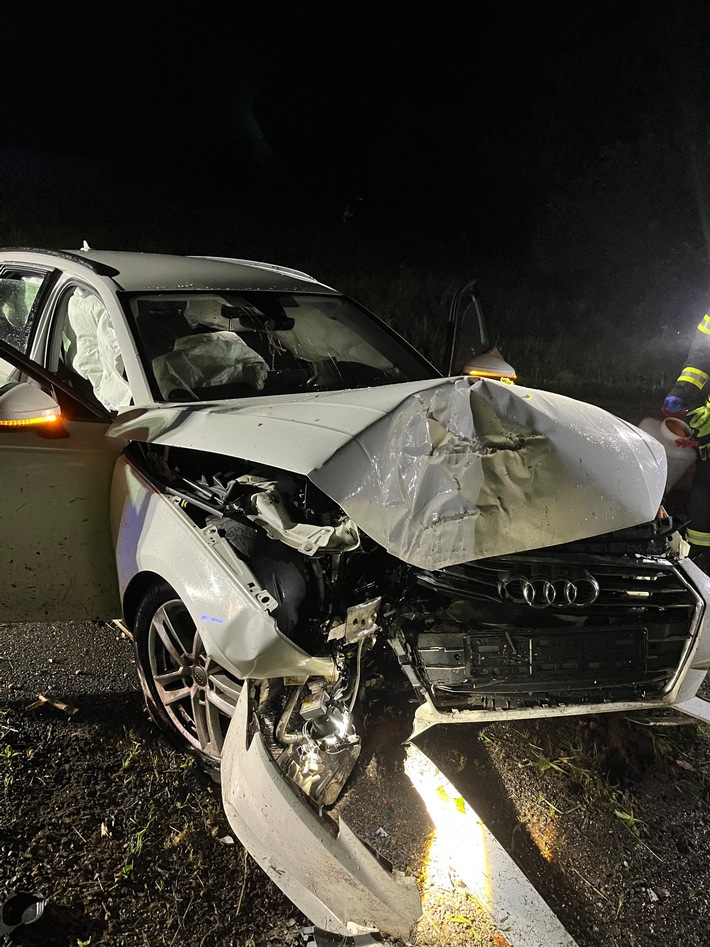 POL-GM: Auto kollidiert mit Baum - Drei Leichtverletzte