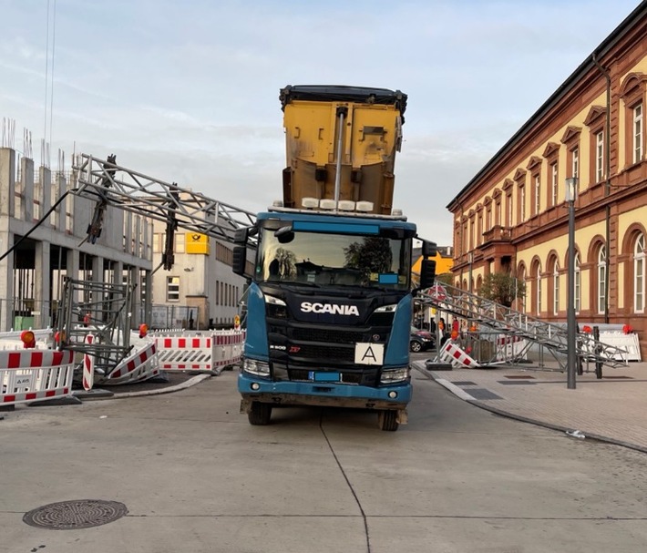 POL-PDNW: Lkw kollidiert mit Baustellenbrücke