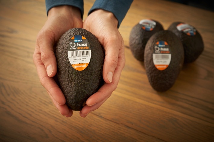 Kampf gegen Lebensmittelverschwendung: Exklusive Kooperation mit 'Apeel Sciences'. EDEKA-Verbund testet innovative Technologie für länger haltbares Obst und Gemüse. Weiterer Text über ots und www.presseportal.de/nr/51907 / Die Verwendung dieses Bildes ist für redaktionelle Zwecke honorarfrei. Veröffentlichung bitte unter Quellenangabe: "obs/EDEKA ZENTRALE AG & Co. KG/EDEKA / Christian Schmid"