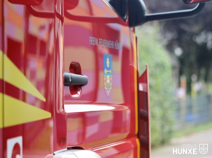 FW Hünxe: Ast hing in Telefonleitung