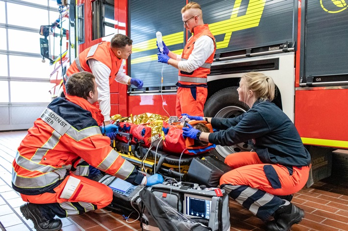 FW Bremerhaven: Notfallsanitäterin und Notfallsanitäter bei der Feuerwehr gesucht